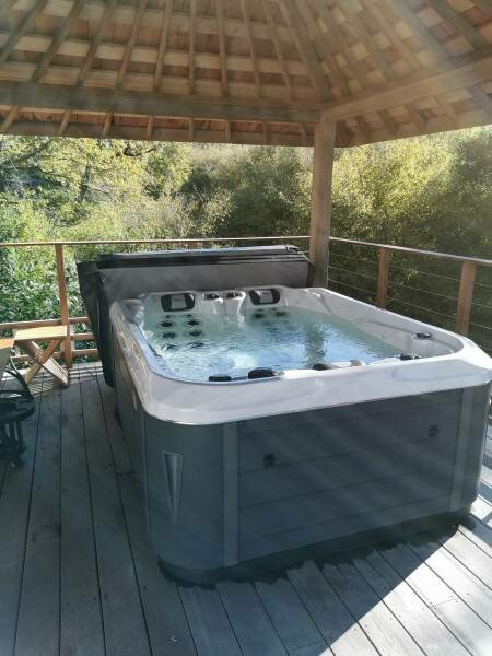 Urrugne près d'Hendaye sur la Côte Basque 64 - Livraison et Installation d'un Jacuzzi avec 3 Postes de Massage installé sous un Gazebo en Extérieur