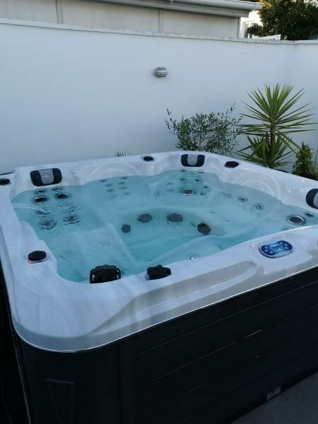 Saint-Martin-de-Seignanx près de Tarnos - Livraison et installation d'un Spa de Massage 5 places avec 2 places allongées installé en Extérieur 
