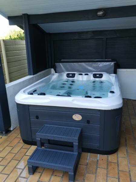 Saint-Paul-lès-Dax dans les Landes - Installation d'Un Spa 3 Places avec 2 places allongées sous un appentis 
