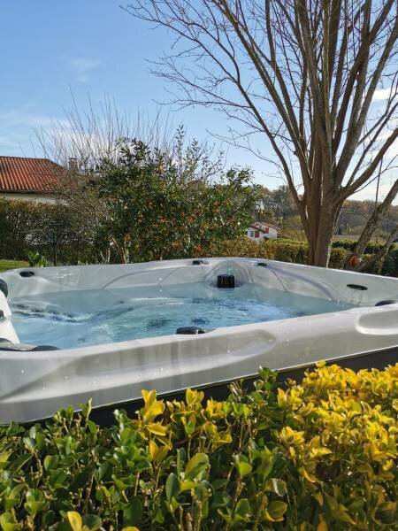 URCUIT près de Bayonne au Pays Basque - Livraison pose d'un Spa 5 Places avec 2 Places allongées en extérieur