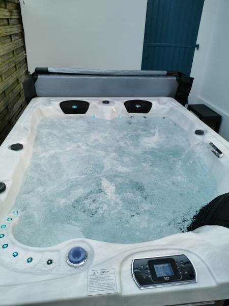 Bayonne près d'Anglet sur la côte Basque - Livraison et installation d'un Jacuzzi avec 3 postes de massage dont 2 places allongées installé en extérieur 