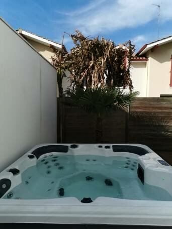 Bénesse-Maremne près de Capbreton dans les Landes - Livraison et Pose d'un Spa avec 5 postes de massage 