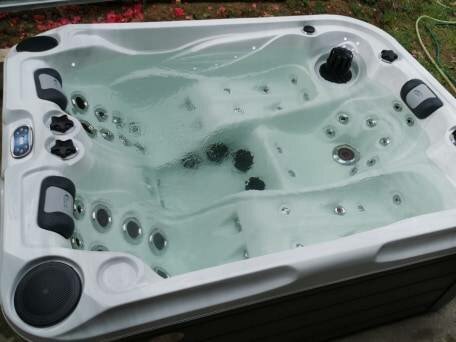 Villefranque près de Bayonne - Pose d'Un Spa de Qualité avec 3 Postes de Massage en Extérieur 
