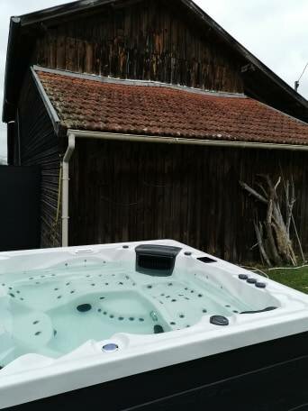 Biscarrosse près de Mimizan - Pose d'un Spa avec 5 Postes de Massage Haut de Gamme avec 2 places allongées 