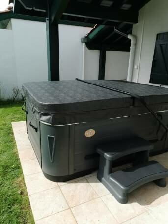 Ustaritz près de Bassussary - pose et mise en service d'un Jacuzzi de Qualité avec 3 places dont 2 places allongées 