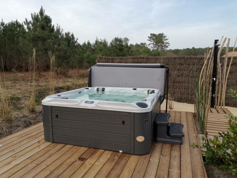 Habillage bois terminé autour du Spa 5 Places en extérieur à Vielle-St-Girons